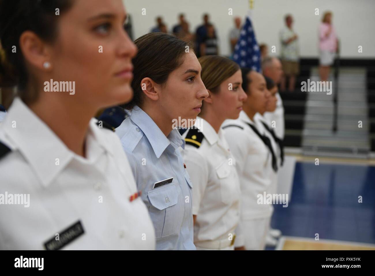 JACKSONVILLE, Fla. (3 Juni 2017) Compeititors nehmen Sie teil an der Eröffnung des 18 Conseil International du Sport Militaire (CISM) Weltweit militärische Frauen Volleyball Meisterschaft am Naval Station Mayport. Teams aus den USA, Kanada, China, Deutschland und den Niederlanden werden konkurrieren. Juni 4-9, während die Förderung von Frieden und Solidarität unter den Athleten. Stockfoto