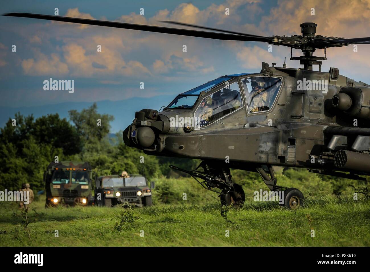 AH-64 Apache Angriff Hubschrauber aus dem 1. Bataillon, 3. Angriff Regiment der US-Armee landet auf einem Truppenübungsplatz in der Nähe von Cincu Rumänien für Übung edle springen 17, 3. Juni 2017. Stockfoto