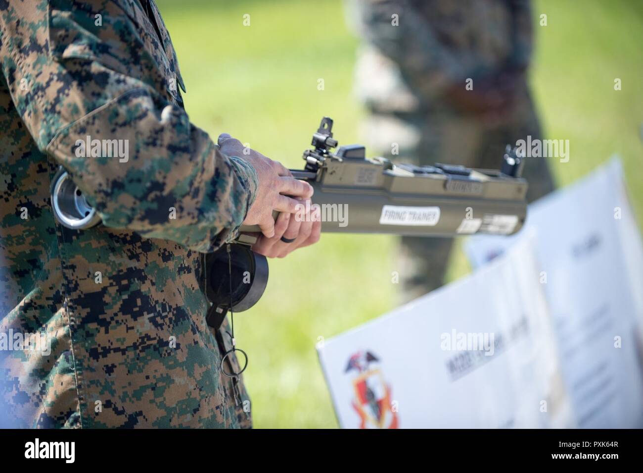 Marine Staff Sgt Andrew Kissick, Dozent für die Schule der Infanterie-Ost, Schriftsätze Verteidigung Führer und Regierungsvertreter aus acht Nordisch-Baltische Länder der Waffensysteme während ein Nordisch-Baltische Forum gehostet durch stellvertretende Verteidigungsminister Bob Arbeit an Camp Lejeune, North Carolina, 2. Juni 2017. Der stellvertretende Sekretär gesellte sich dänische Staatssekretär des Ministeriums für Verteidigung Thomas Ahrenkiel, Estnisch Staatssekretär des Ministeriums für Verteidigung Jonatan Vseviov, finnische Staatssekretär des Ministeriums für Verteidigung Jukka Juusti, stellvertretender Leiter der Mission bei der Botschaft von Island Erlingur Stockfoto