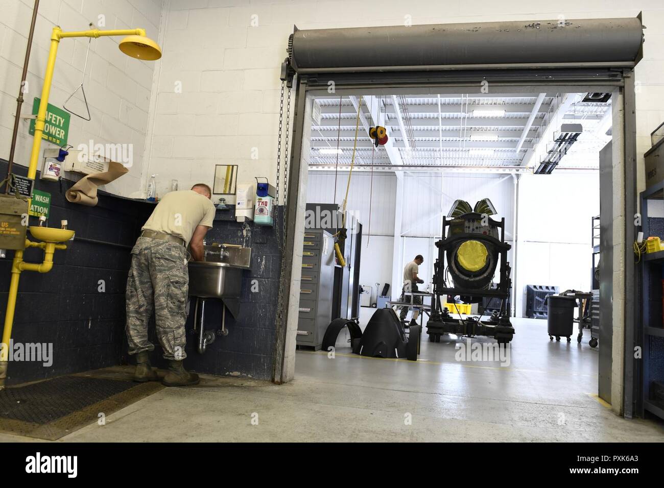 US Air Force Tech Sgt. Michael Beam (links), 145. Wartung Geschwader, wäscht seine Hände nach der Arbeit auf ein c-130 Hercules-Flugzeuge-Getriebe an er North Carolina Air National Guard Base, Charlotte Douglas International Airport, 3. Juni 2017. Das Getriebe wird einen mechanischer Vorteil innerhalb des Motors, wo 13 Umdrehungen schafft eine Umdrehung des Propellers, erstellt. Stockfoto