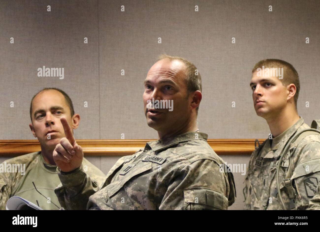 Kapitän Paul Drake, das Bataillon Brände Support Officer, 2d-Bataillon, 137 Infanterie Regiment, Kansas Army National Guard, spricht der große Chance für das Bataillon und Lektionen gelernt, dass die von ihnen Missionen während einer Überprüfung der Maßnahmen durchgeführt. Juni 4, 2017 am National Training Center helfen. Stockfoto