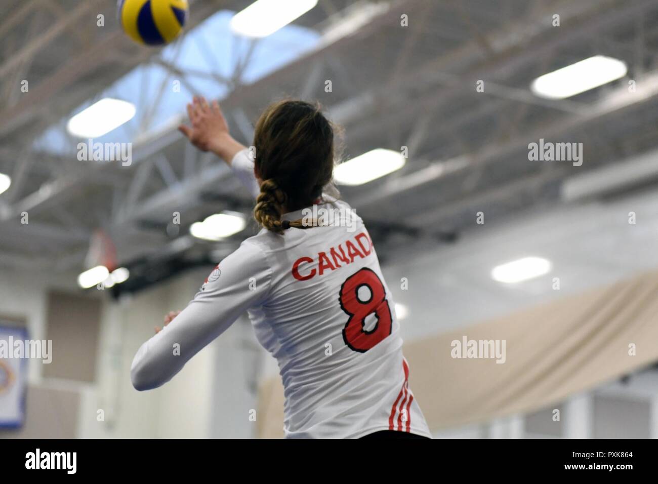 Kanadas mittleren Blocker Vanessa St. Georges dient in Spiel 4 des 18 Conseil International du Sport Militaire (CISM) Welt Frauen militärischen Volleyball Meisterschaft am Naval Station Mayport, Florida am 5. Juni 2017. Mayport ist Gastgeber der CISM Championship vom 2. bis 11. Juni. Finals sind am 9. Juni. Stockfoto