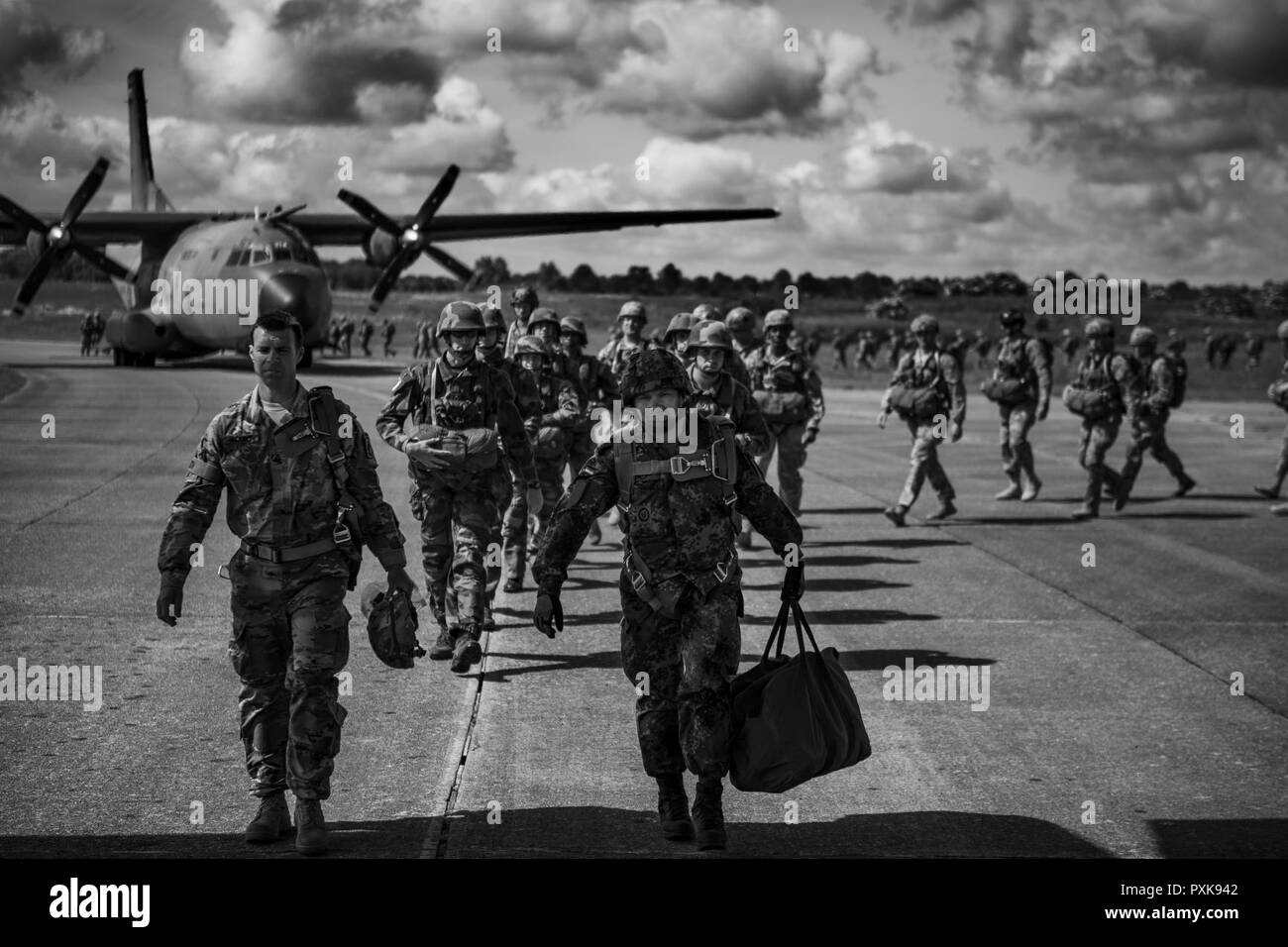 Us Air Force C-130J Super Hercules auf der 37th Airlift Squadron an der Air Base Ramstein, Deutschland, zur Cherbourg-Maupertus Flughafen, Frankreich, 4. Juni 2017 vergeben. Die modernen Fallschirmjäger neu Luft sinkt ähnlich, die am D-Day, 6. Juni 1944. Dieses Ereignis erinnert an den 73. Jahrestag des D-Day, den größten multinationalen amphibische Landung und operativen militärischen Airdrop in der Geschichte, und hebt die USA "unerschütterlichen Verpflichtung gegenüber den europäischen Verbündeten und Partnern. Insgesamt ca. 400 US-Mitgliedern aus Einheiten in Europa und den USA sind die Teilnehmenden in den zeremoniellen D-Day 73 e Stockfoto
