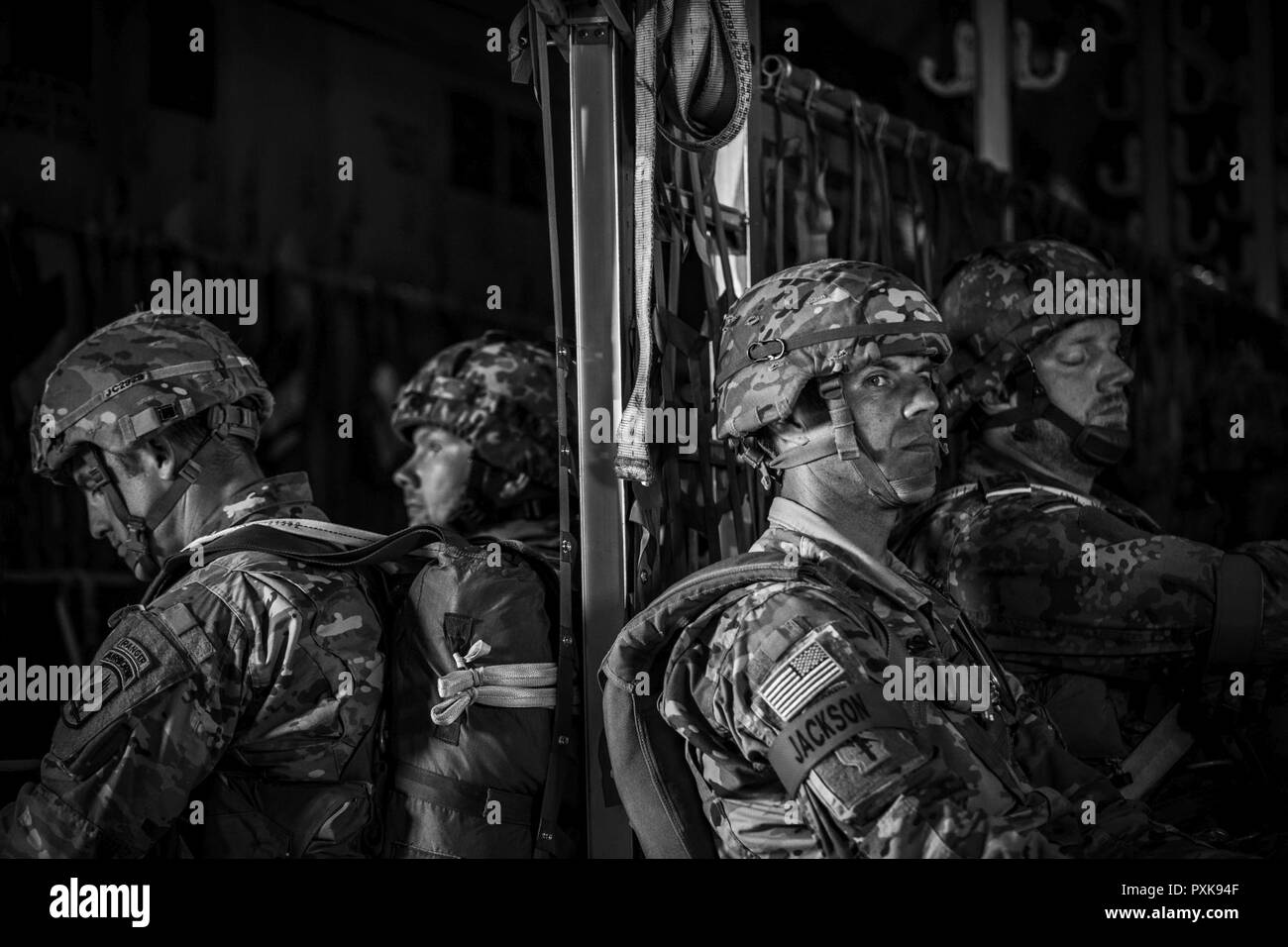 Amerikanische und deutsche militärische Mitglieder warten, bis ein US Air Force C-130J Super Hercules auf der 37th Airlift Squadron an der Air Base Ramstein, Deutschland, zugewiesen in Position für eine Air Drop in der Nähe von Sainte-Mere-Eglise, Frankreich, 4. Juni 2017 zu erhalten. Die modernen Fallschirmjäger neu Luft sinkt ähnlich, die am D-Day, 6. Juni 1944. Dieses Ereignis erinnert an den 73. Jahrestag des D-Day, den größten multinationalen amphibische Landung und operativen militärischen Airdrop in der Geschichte, und hebt die USA "unerschütterlichen Verpflichtung gegenüber den europäischen Verbündeten und Partnern. Insgesamt ca. 400 US-Mitglieder fr Stockfoto