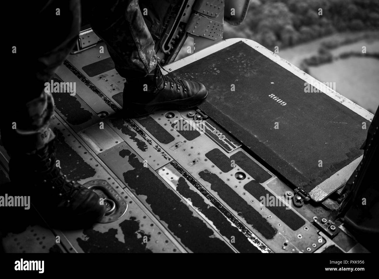 Ein deutscher Soldat bereitet zu springen aus der US Air Force C-130J Super Hercules an der Air Base Ramstein, Deutschland auf der 37th Airlift Squadron zugeordnet, als Teil einer Airdrop in der Nähe von Sainte-Mere-Eglise, Frankreich, 4. Juni 2017. Dieses Ereignis erinnert an den 73. Jahrestag des D-Day, den größten multinationalen amphibische Landung und operativen militärischen Airdrop in der Geschichte, und hebt die USA "unerschütterlichen Verpflichtung gegenüber den europäischen Verbündeten und Partnern. Insgesamt ca. 400 US-Mitgliedern aus Einheiten in Europa und den USA sind die Teilnehmenden in den zeremoniellen D-Day 73 Veranstaltungen von 31. Mai bis 7. Juni 2017. Stockfoto