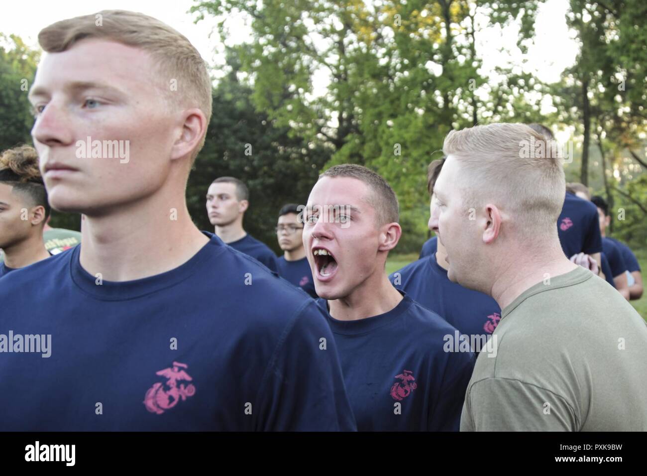 Us Marine Corps Staff Sgt. Robert S. Slagle, einem Recruiting Unterstation Southaven Recruiter, korrigiert, eine Zukunft Marine während der Validierung ist ein Versender in Smyrna Tennessee, 2. Juni 2017. Validierung des Versenders sichert Zukunft Marine in der Marine Corps verzögert Eintrag Programm sind bereit für die Strapazen des Marine Corps Ausbildung rekrutieren. Stockfoto