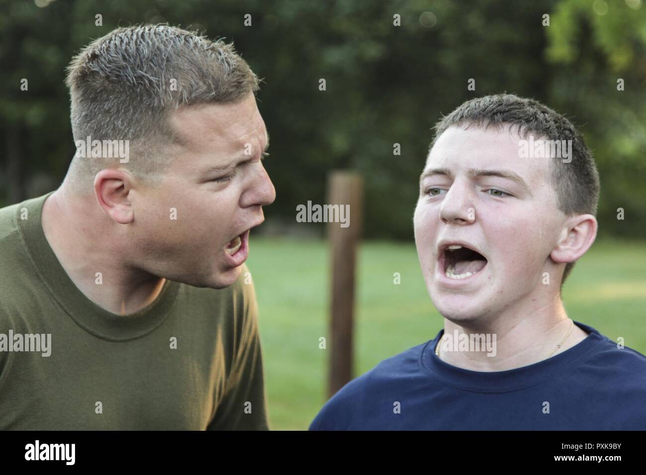 Us Marine Corps Staff Sgt. Christopher Mainville, einem Recruiting Unterstation Jackson Recruiter, korrigiert, eine Zukunft Marine während der Validierung ist ein Versender in Smyrna Tennessee, 2. Juni 2017. Validierung des Versenders sichert Zukunft Marines in der Marine Corps verzögert Eintrag Programm sind bereit für die Strapazen des Marine Corps Ausbildung rekrutieren. Stockfoto