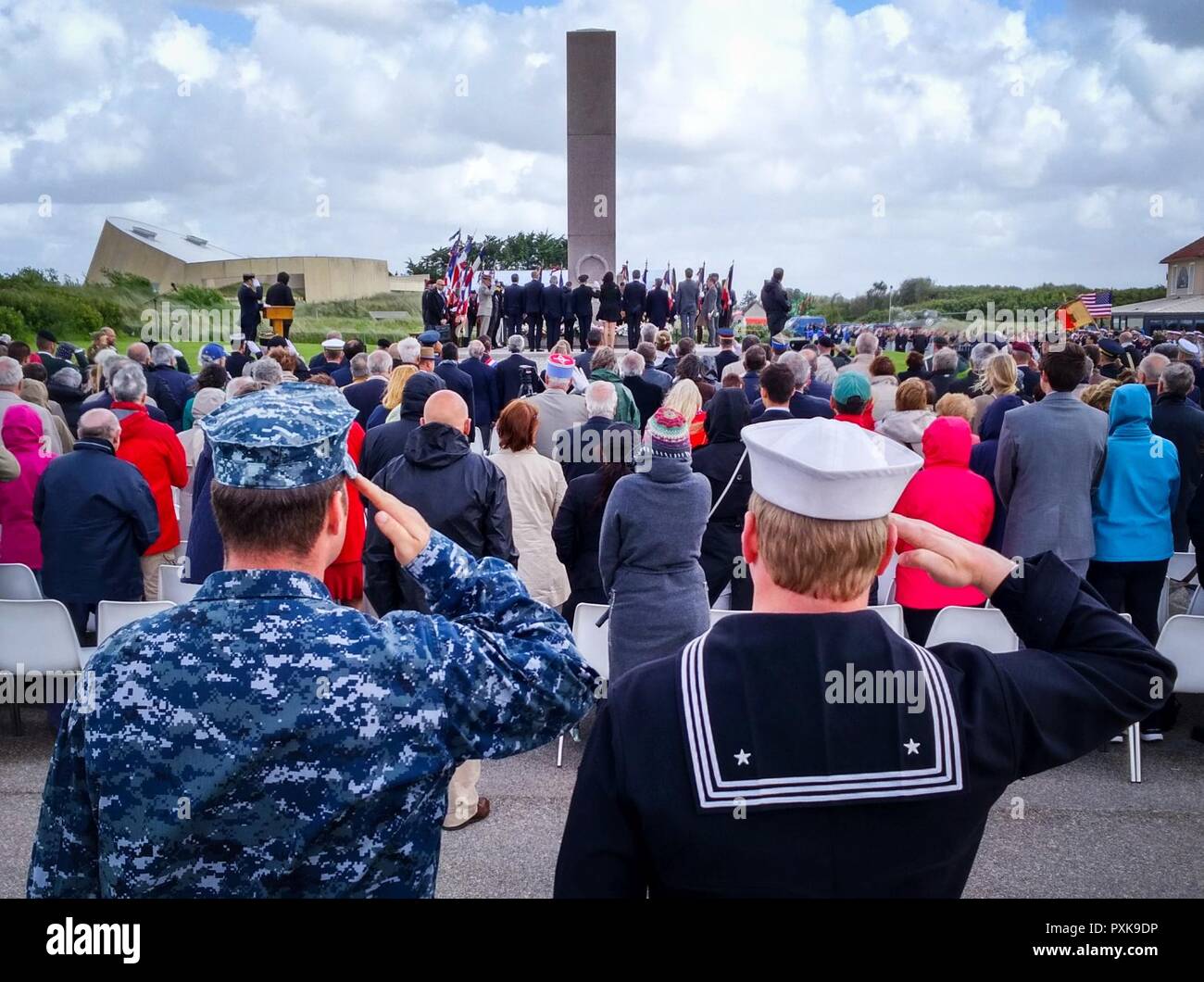 Mass Communication Specialist Chief John M. Hageman-faktor, Links, zusammen mit einem REENACTOR, ein Gruß während der Zeremonie für D-Day 73 Juni 6, 2017 machen, am Utah Beach in Saint Marie Du Mont, Frankreich. Diese Zeremonie gipfelt zum Gedenken an den 73. Jahrestag des D-Day, dem größten multi-nationalen amphibische Landung und operativen militärischen Airdrop in der Geschichte, und hebt die USA "unerschütterlichen Verpflichtung gegenüber den europäischen Verbündeten und Partnern. Insgesamt ca. 400 US-Mitgliedern aus Einheiten in Europa und den USA in den zeremoniellen D-Day Veranstaltungen teilgenommen. Stockfoto