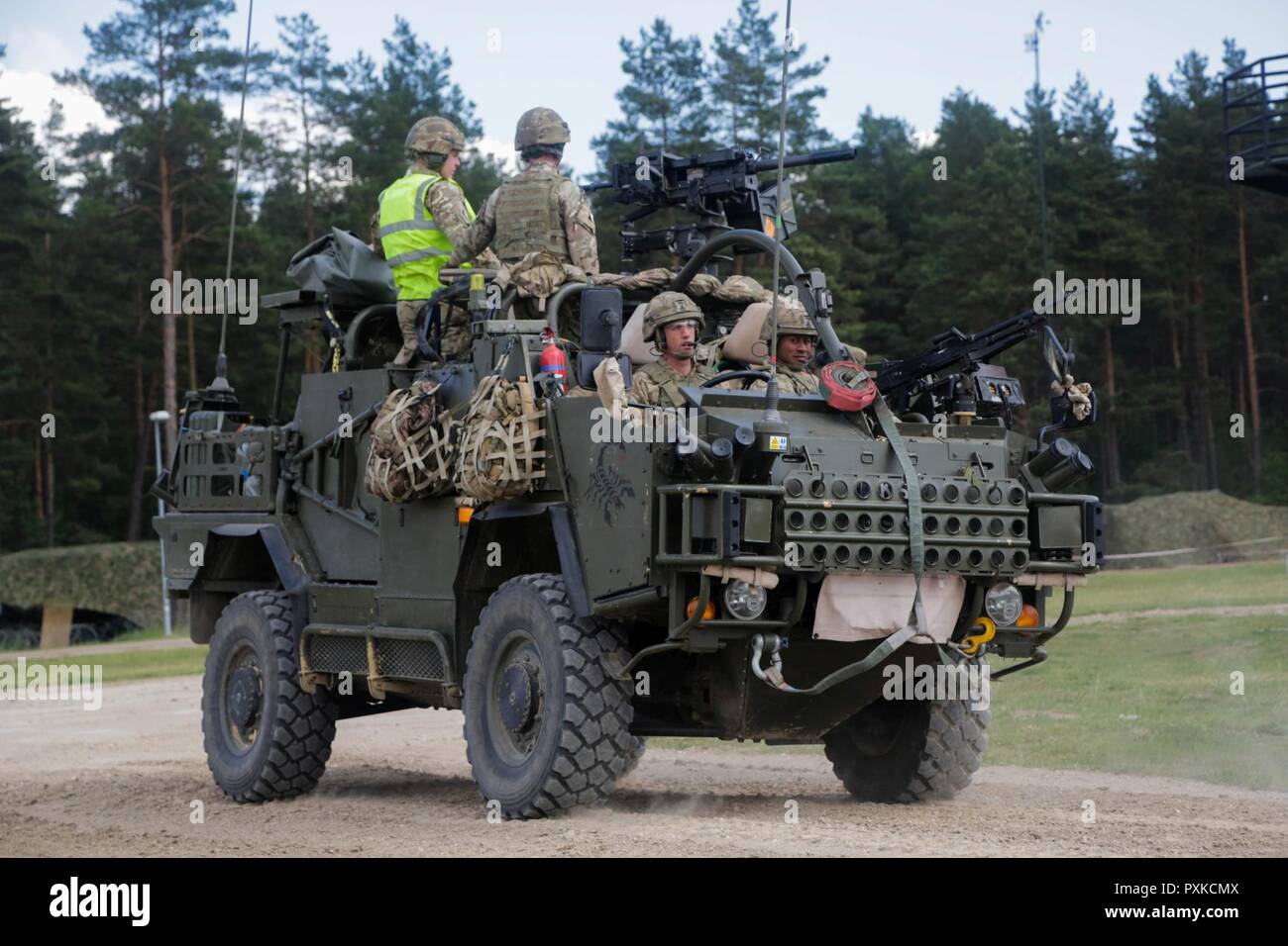 Eine britische Schakal gepanzertes Fahrzeug Besatzung Manöver der Schakal auf eine Reihe an der Bemowo Piskie, Bemowo Piskie, in Polen, am 8. Juni 2017. Sabre Streik 17 ist eine US-Army Europe-geführten Multinationalen Kräfte kombiniert jährlich durchgeführten Studie des NATO-Bündnisses im gesamten Ostseeraum und Polen zu verbessern. Die diesjährige Übung beinhaltet integrierte und synchronisierte Abschreckung orientierte Ausbildung für die Interoperabilität und die Bereitschaft der 20 teilnehmenden Nationen Streitkräfte zu verbessern. Stockfoto