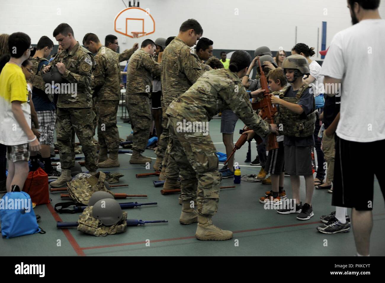 Mitglieder aus den 791 . Rakete Sicherheitskräfte Squadron Konvoi Response Force helfen Kindern Gang in Betrieb Helden am Minot Air Force Base, N.D., 3. Juni 2017. Betrieb Helden ist eine jährliche Veranstaltung, ebenfalls enthalten. Gang auf, um zu versuchen, verschiedene Waffen, Displays und für die Bereitstellung. Stockfoto