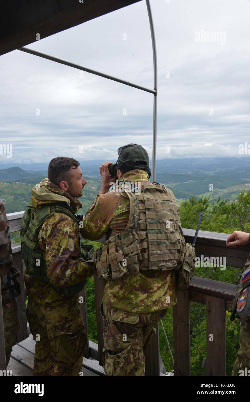 NATO-Verbündeten bereiten Sie sich für Feuer aus dem Stoupliubezni Turm während der Übung Adria Streik am 7. Juni in Dobrina, Slowenien 2017 zu nennen. Diese Schulung vermittelt USA-Endgerät angreifen Controller die Chance, direkt mit den Armeen der anderen Nationen zu arbeiten. Die Übung, die NATO-Verbündeten aus den USA und der slowenischen Streitkräfte kritische Fähigkeiten zur Unterstützung der Ground Operations zu proben. ( Stockfoto