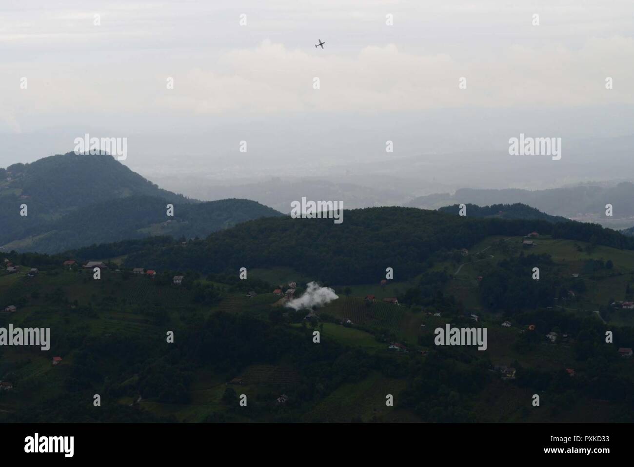 Eine kroatische Luftwaffe Pilatus PC-6 fliegt zur Unterstützung der Fallschirmjäger von der 173Rd Airborne Brigade und der NATO-Verbündeten während der Übung Adria Streik bei Dobrina, Slowenien, 7. Juni 2017. Diese Schulung vermittelt USA-Endgerät angreifen Controller die Chance, direkt mit den Armeen der anderen Nationen zu arbeiten. Die Übung, die NATO-Verbündeten aus den USA und der slowenischen Streitkräfte kritische Fähigkeiten zur Unterstützung der Ground Operations zu proben. ( Stockfoto