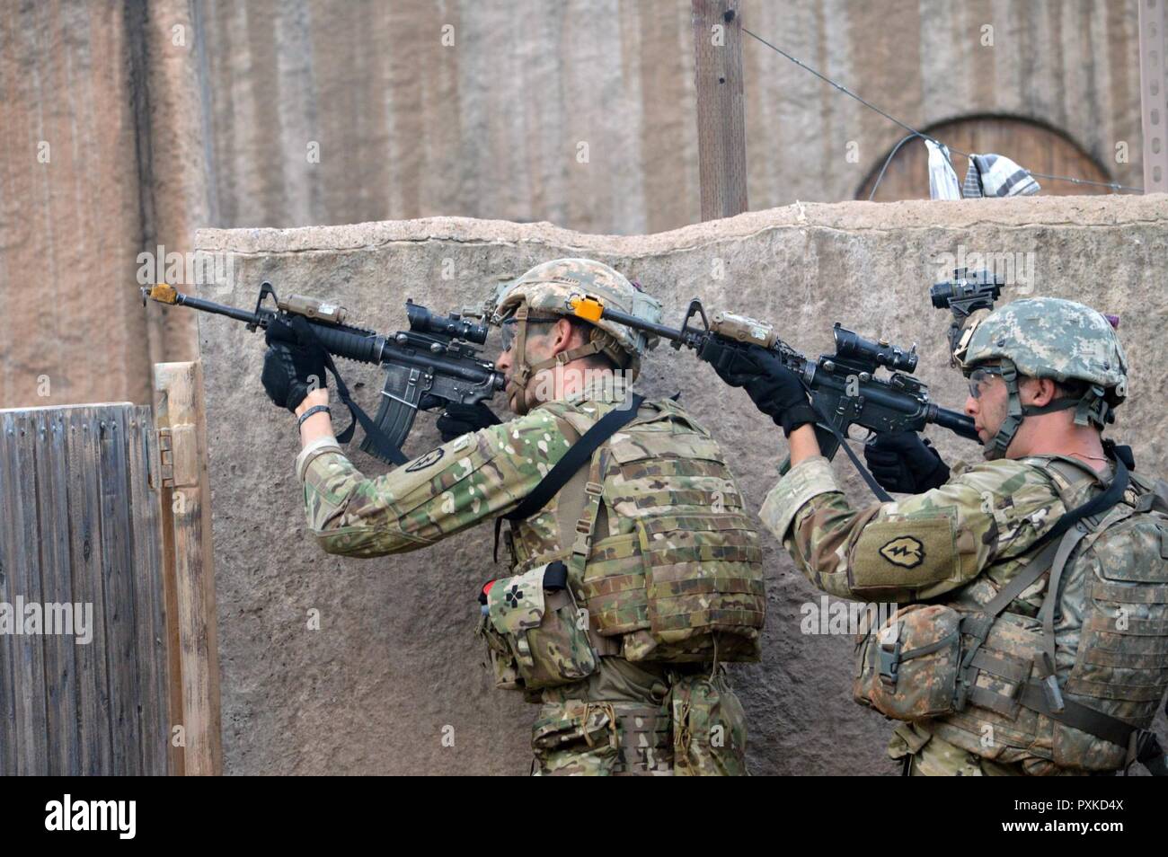 Sgt. Dallas Walker (links) und Pvt. Jonathan Davis, infanteristen an 2nd Battalion, 35th Infantry Regiment, 3. Brigade Combat Team, 25 Infanterie Division, abzudecken und suchen für eine simulierte Sniper an einem Training Website des Marine Corps Training Bereich Faltenbälge, Hawaii, am 6. Juni 2017. Die Soldaten waren Teil eines simulierten Mission einen hohen Wert zu erfassen. Stockfoto