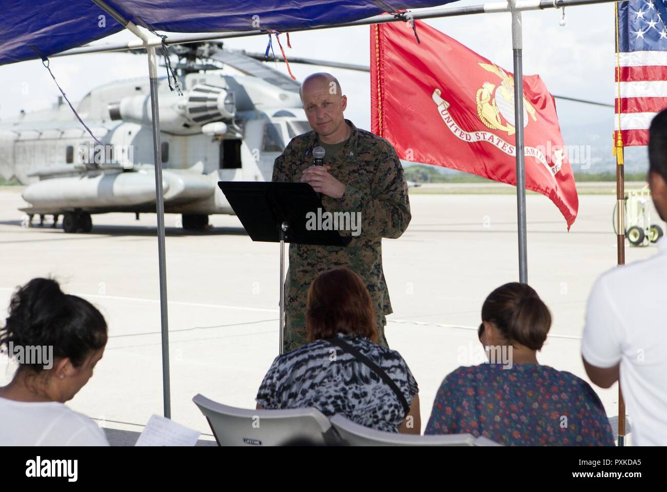 Oberst Michael V. Samarov, der Kommandant von Special Purpose Marine Air-Ground Task Force - südliche Befehl, spricht mit lokalen Honduranischer Medien während einer Media Day im Soto Cano Air Base, Honduras, 6. Juni 2017. Der Hauptteil der SPMAGTF-SC in Honduras Juni 1, 2017 angekommen, ihrer sechsmonatigen Einsatz in Mittelamerika zu beginnen. Das Gerät hat eine Medien tag Mitglieder der lokalen Presse Korps zu begegnen und die Mission und die Aktivitäten der SPMAGTF-SC mit der honduranischen Öffentlichkeit. Stockfoto