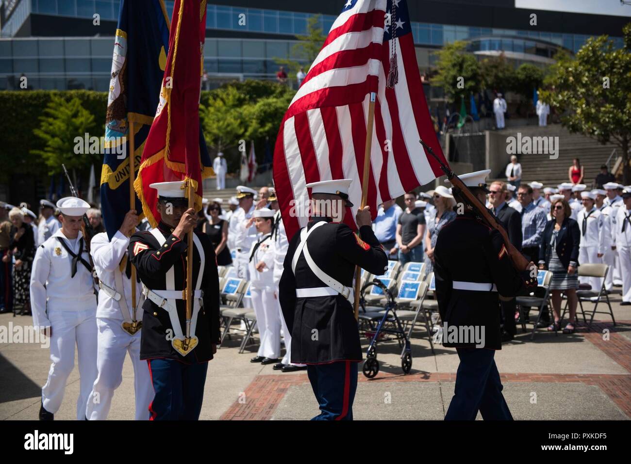 BREMERTON, Washington (6. Juni 2017) Die Marinebasis Kitsap Ehrengarde zieht sich die Farben nach der Nationalhymne in der Schlacht um Midway Gedenkfeier am Bremerton Boardwalk. USS John C Stennis (CVN 74) führt eine geplante schrittweise Verfügbarkeit (PIA) am Puget Sound Naval Shipyard und Intermediate Maintenance Facility, in dem das Schiff befindet sich in der planmäßigen Wartung und Upgrades. Stockfoto