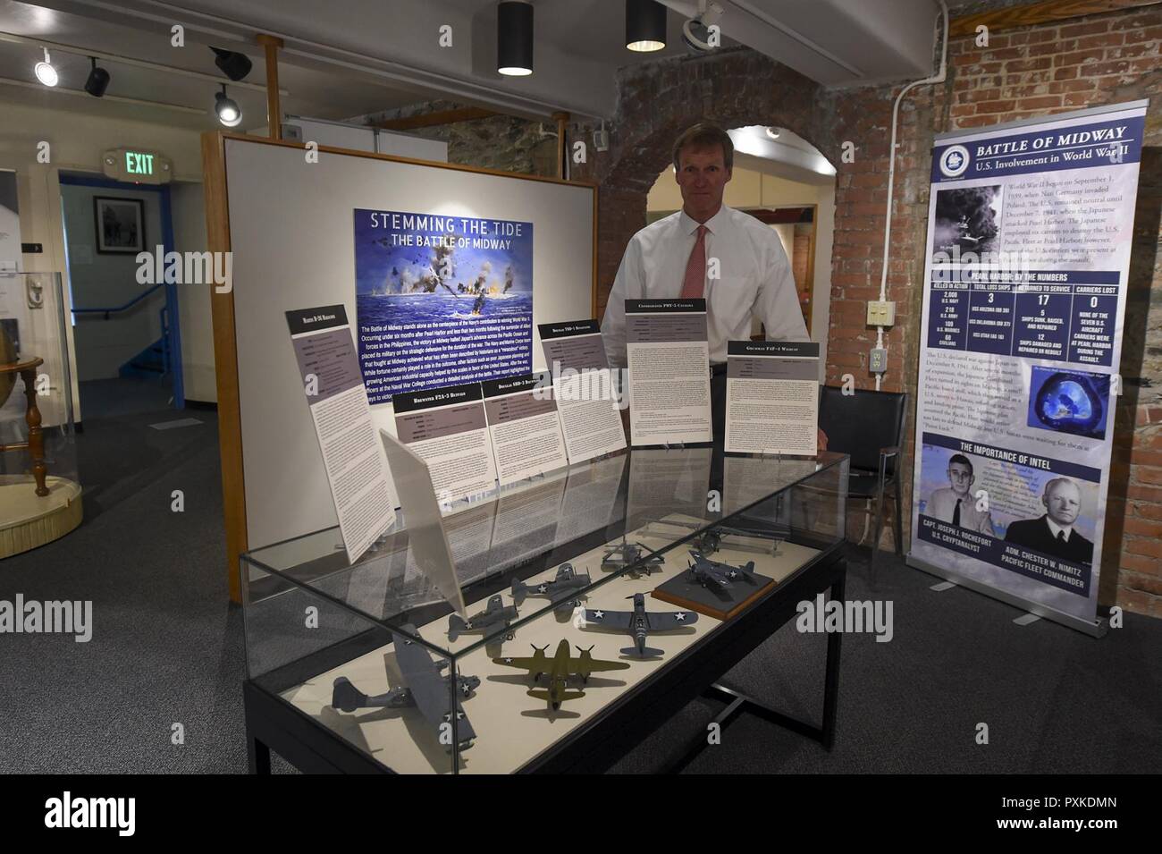 NEWPORT, R.I. (2. Juni 2017) Angus Ross, eine gemeinsame militärische Operationen Professor am U.S. Naval War College (NWC), steht mit einer Vitrine von individuell gestalteten, neu gebaute Modelle der Vereinigten Staaten eine militärische Beteiligung an der Schlacht von Midway. Ross und Jeff Landsman, Associate Professor an der NWC, baute die Modelle die Teilnehmer der Schlacht von Midway zu gedenken. Zu Ehren des 75. Jahrestags der Schlacht von Midway, das Naval War College Museum in Verbindung mit der Marine Geschichte und Kulturerbe Befehl enthüllt eine neue Ausstellung mit neuen dokumentarischen Quellen und Artefakten. Dis Stockfoto