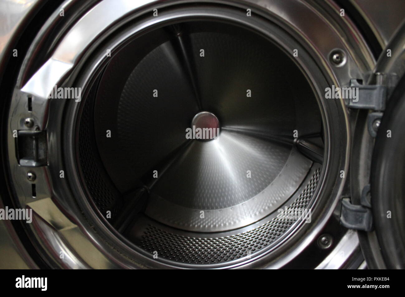 Waschmaschine Gegenstand Zwischen Trommel Und Gehäuse Waschmaschinen trommel -Fotos und -Bildmaterial in hoher Auflösung – Alamy