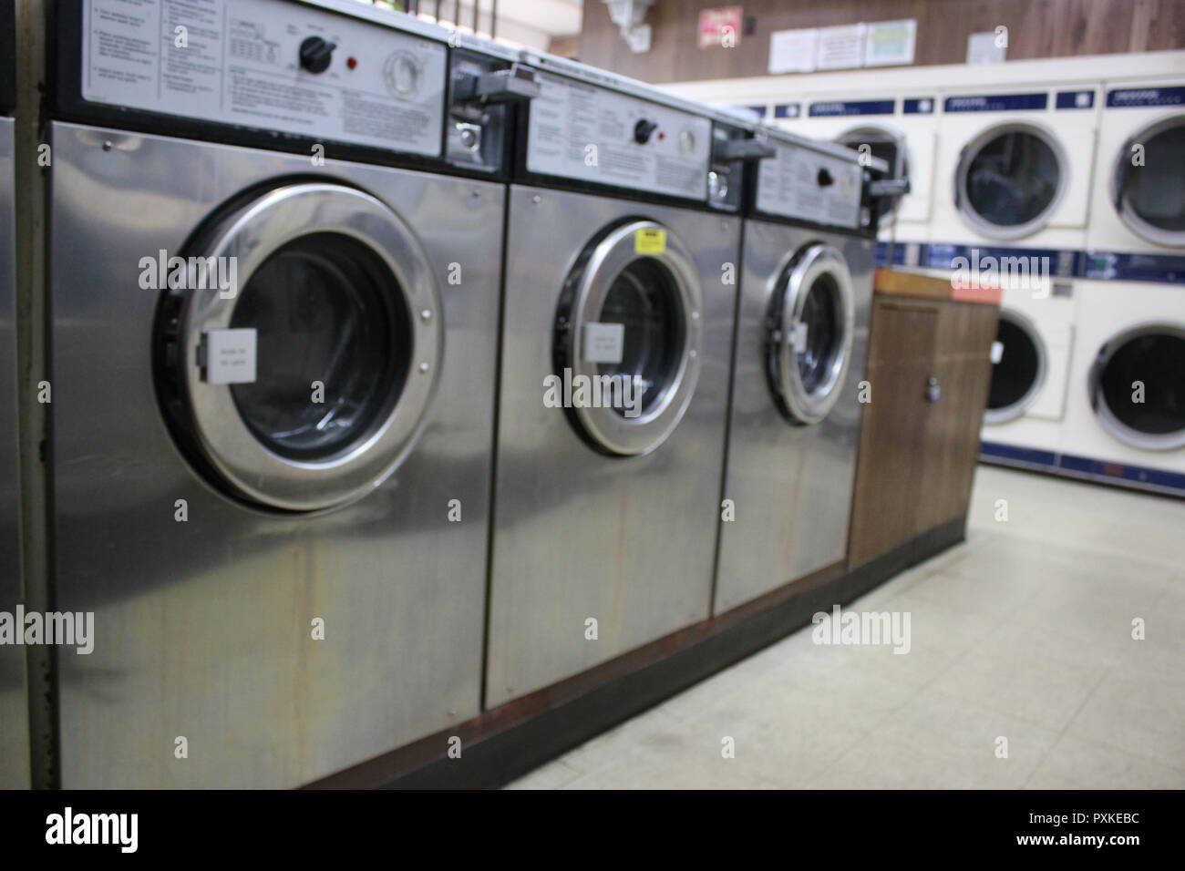 Waschmaschinen und Trockner im Waschsalon, der noch 1970 Stockfotografie -  Alamy