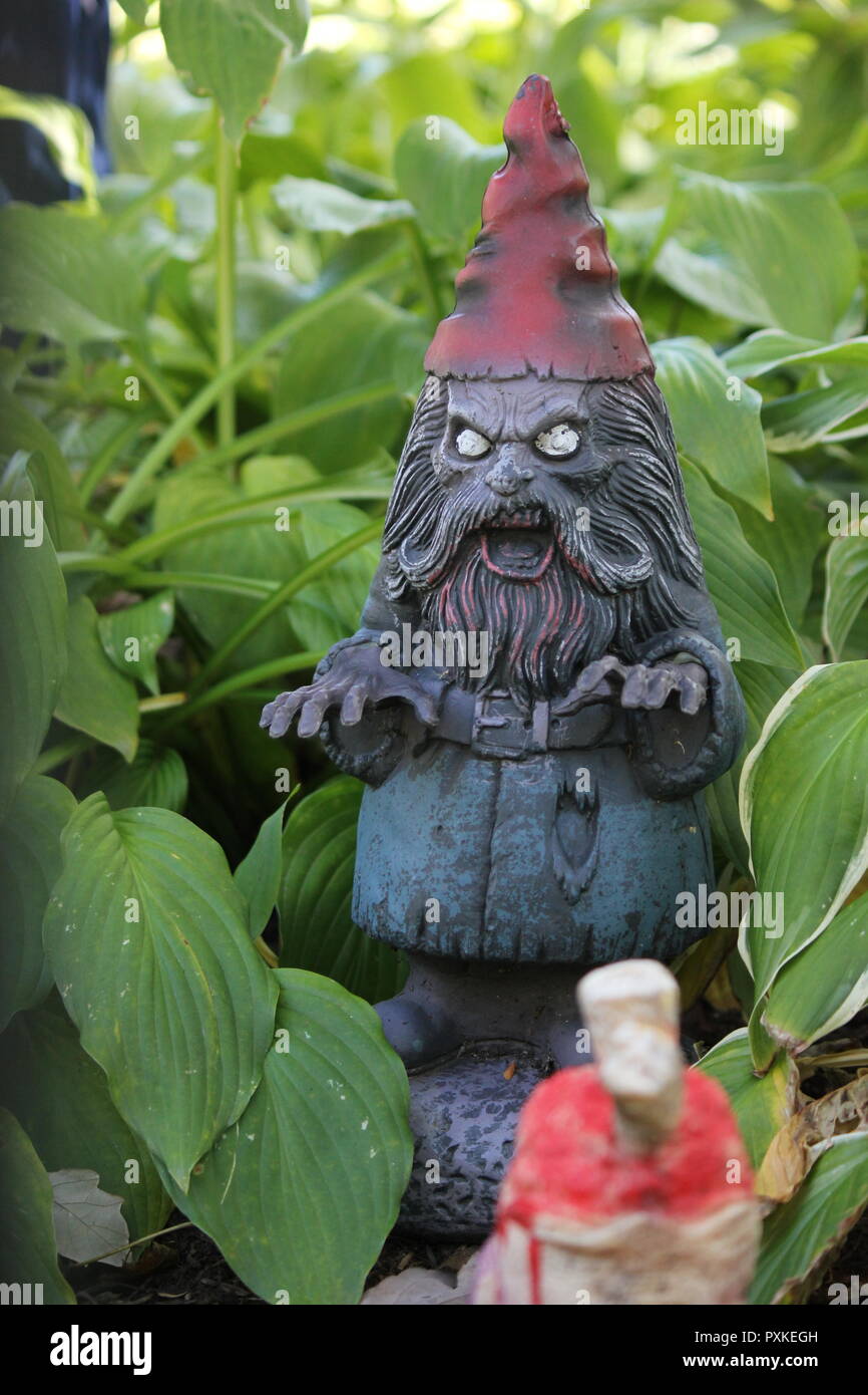 Super Gruselig Zu Storen Und Unheimliche Zombie Gartenzwerg