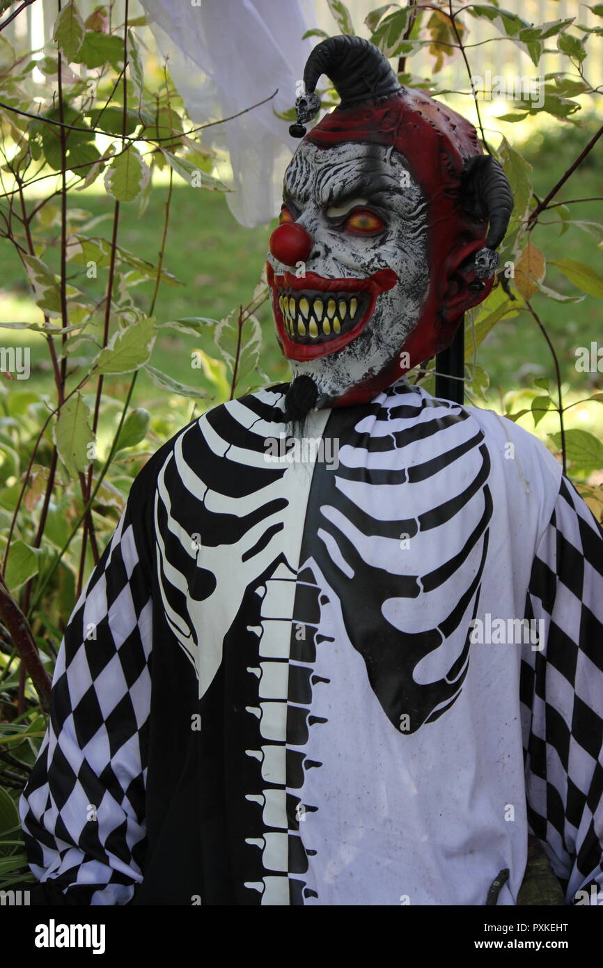 Grausame Lachelnde Clown Zeichen Angezeigt Als Schaurige Halloween Dekoration Auf Einem Vorderen Rasen Angezeigt Stockfotografie Alamy