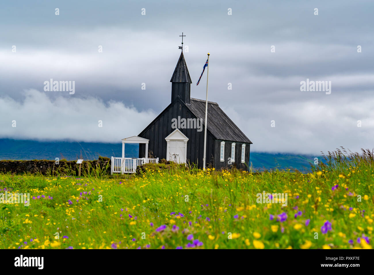 Blick auf Buoakirja Schwarze Kirche im Sommer in der westlichen Region von Island Stockfoto