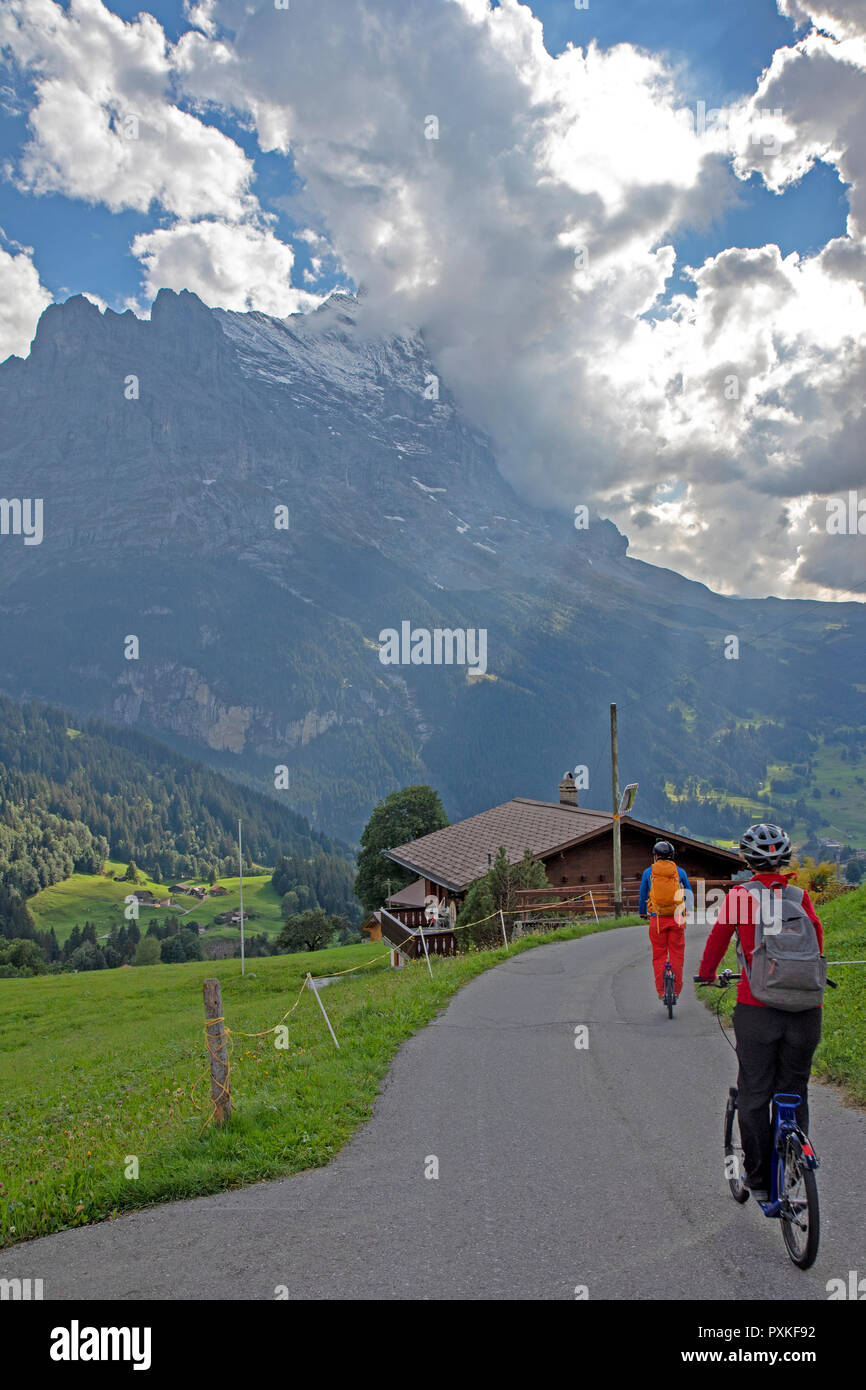 Reiten die Hänge hinunter nach Grindelwald auf trotti-Bikes Stockfoto