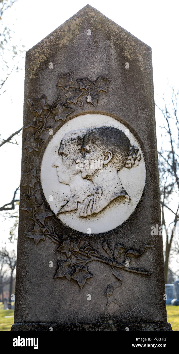 Close-up Detail der Grab Marker für Mutter und Sohn Claudine Fjelde (Dec 21, 1830 - Jan 18, 1890) und Henrik Fjelde (Oct 7, 1864 - Jan 12, 1890) Stockfoto