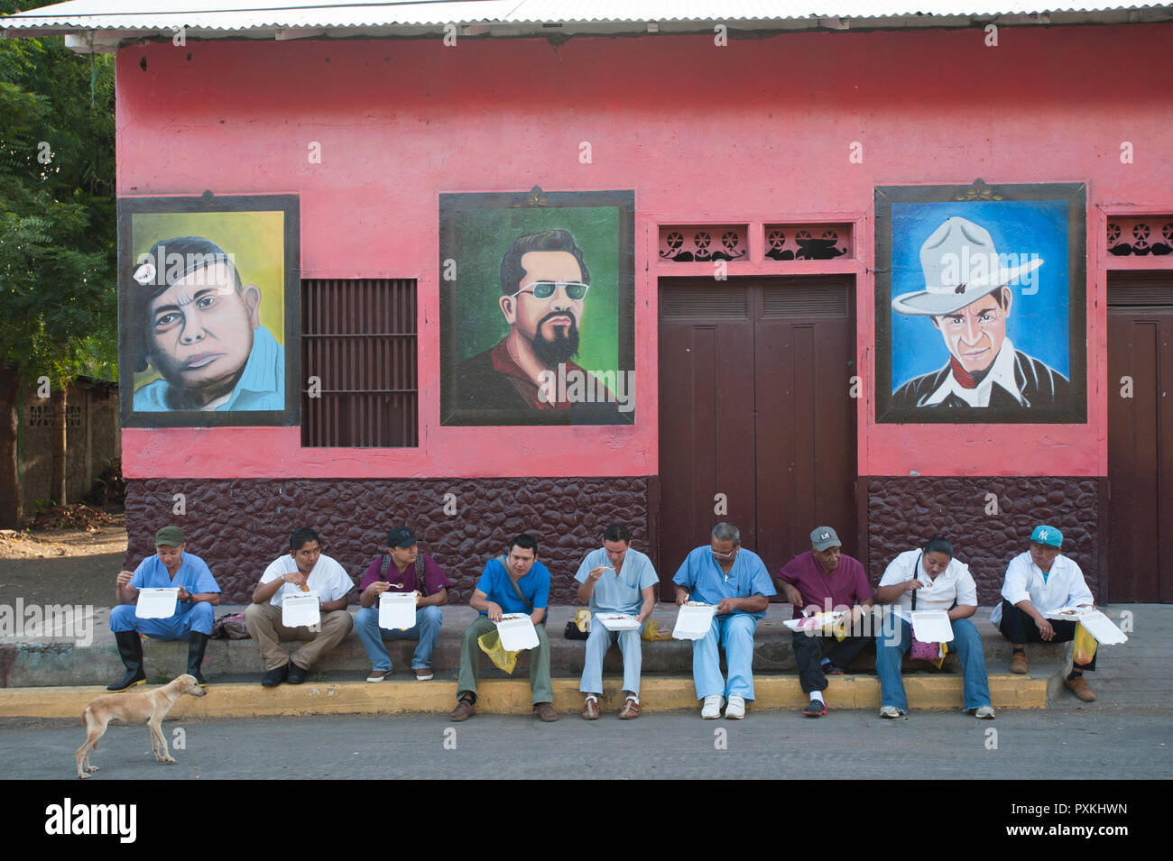 Altagracia, Insel Ometepe, die Väter der Sandinistischen Revolution beobachten von den Wänden eine medizinische Mission, die Frühstück essen, bevor eine Volkszählung Stockfoto