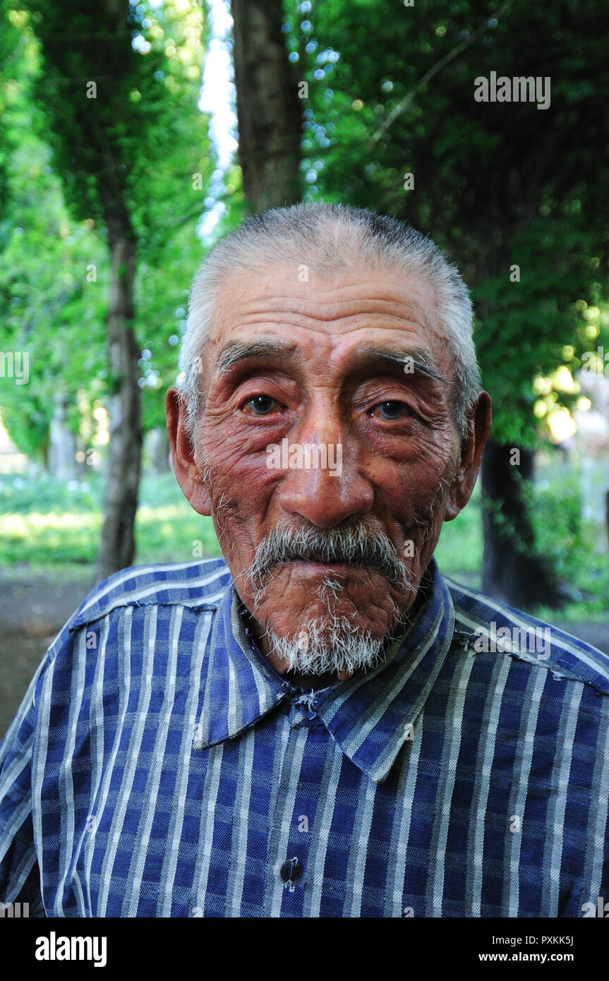 Don Ramiro, Jahrgang 1920, gebürtige Mapuche Gemeinschaft von Salitral, wo cuarenta verläuft mitten in der Pampa. Stockfoto