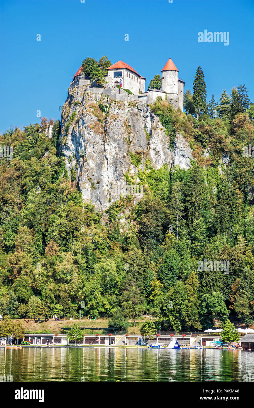 Die Burg von Bled auf dem hohen Felsen mit See, Slowenien. Reiseland. Schöne Szene. Tourismus Thema. Stockfoto