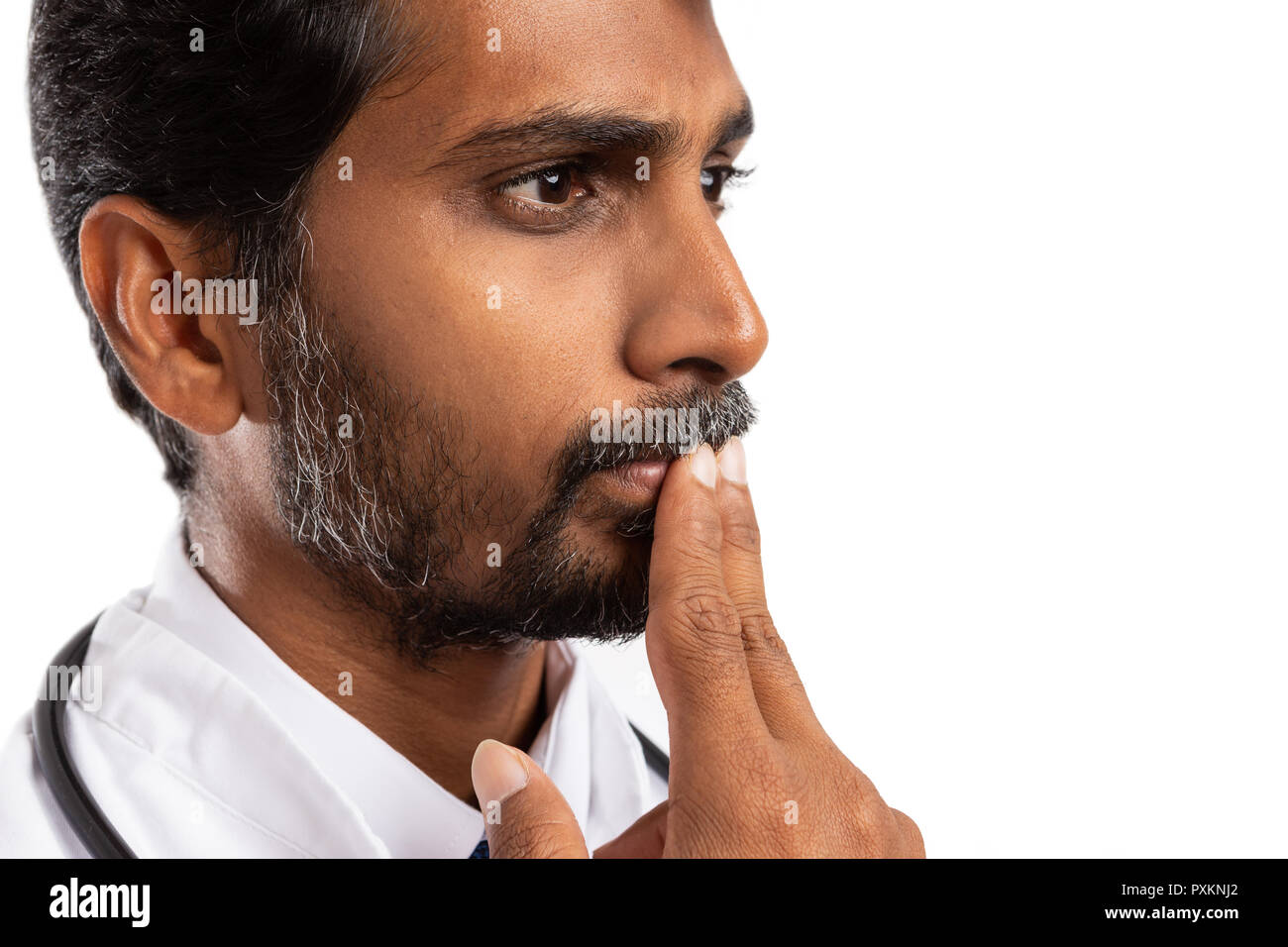 Nahaufnahme der indischen Arzt, denken Geste mit den Fingern berühren Lippen isoliert auf weißem Stockfoto