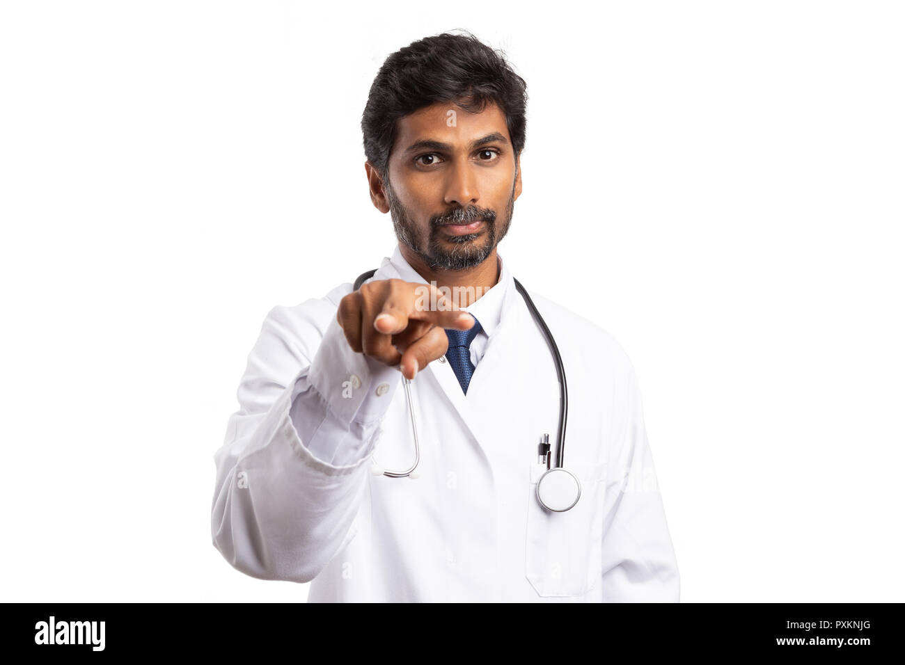 Man medic Pointing Finger Kamera beobachtet sie Geste mit einschüchternden Blick isoliert auf weißem Stockfoto