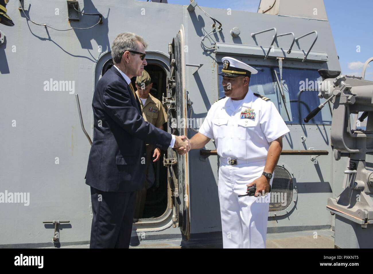 Piräus, Griechenland (13. Juni 2017) Geoffrey Pyatt, US-Botschafter in Griechenland, Links, schüttelt Hände mit Leutnant Alvin Weidetz an Bord der San Antonio-Klasse amphibious Transport dock Schiff USS Mesa Verde LPD (19) bei einem geplanten Besuch Juni 13, 2017. Das Schiff ist, implementiert mit der bataan Amphibious Ready Gruppe und 24 Marine Expeditionary Unit Maritime Security Operations und Theater Sicherheit Zusammenarbeit in den USA 6 USA 5 Flotte Flotte und Bereiche der Aktivitäten zu unterstützen. Stockfoto