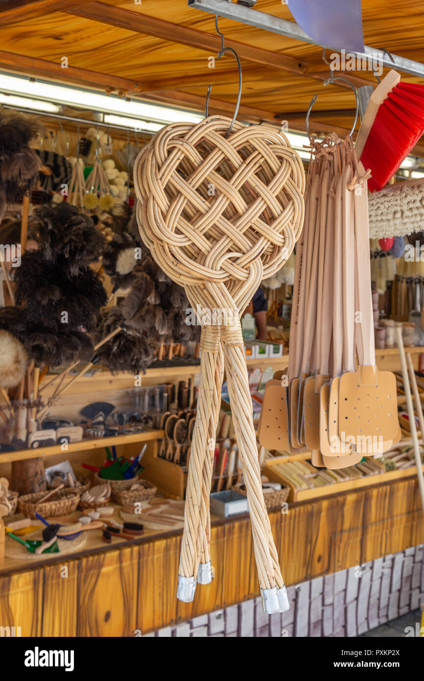 Teppichklopfer und flyswatter zum Verkauf auf einen Markt in Deutschland Abschaltdruck Stockfoto