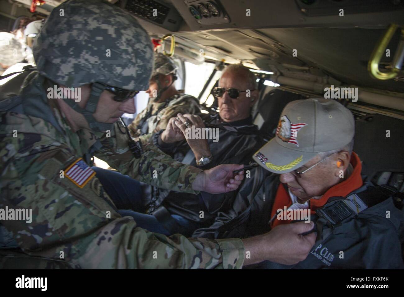 Us-Armee Oberstleutnant Steven Sewell mit Joint Force Head Quarters, South Dakota Army National Guard unterstützt Lawrence Weiss Mitglied der South Dakota der militärischen Angelegenheiten, die mit dem Kabelbaum der ein HH-60 M MEDEVAC Black Hawk während des goldenen Coyote Übung in Rapid City, S.D., 15. Juni 2017. Die goldenen Coyote Übung ist eine dreiphasige, Szenario-driven Übung in den Black Hills von South Dakota und Wyoming, mit dem Kommandanten auf der Mission wesentliche Anforderungen der Aufgabe, Krieger Aufgaben und Übungen zu konzentrieren. Stockfoto