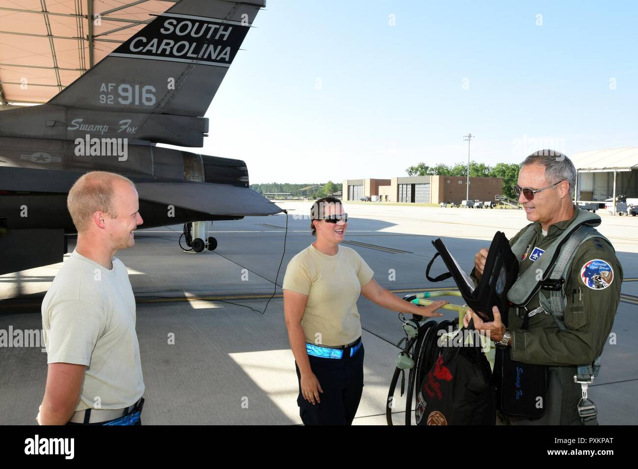 Us Air Force Generalleutnant R. Scott Williams, Kommandant der kontinentalen USA NORAD Region, erhält ein Flugzeug status Preflight Briefing von älteren Flieger Karen Griggs und Tech. Sgt. Brendan Garrett, F-16 Fighting Falcon Fighter jet Mannschaft Leiter der 169th Aircraft Maintenance Squadron bei McEntire Joint National Guard Base, S.C., 15. Juni 2017 vergeben. Generalleutnant Williams besucht das South Carolina Air National Guard zu fliegen mit Swamp Fox Piloten aus der 169th Fighter Wing und zu trainieren. Stockfoto