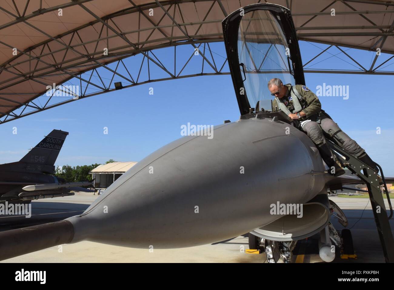 Us Air Force Generalleutnant R. Scott Williams, Kommandant der kontinentalen USA NORAD Region, führt Preflight Checks auf einer South Carolina Air National Guard F-16 Fighting Falcon fighter Jet in McEntire Joint National Guard Base, S.C., 15. Juni 2017. Generalleutnant Williams ist zu Besuch in der South Carolina Air National Guard zu fliegen mit Swamp Fox Piloten aus der 169th Fighter Wing und zu trainieren. Stockfoto