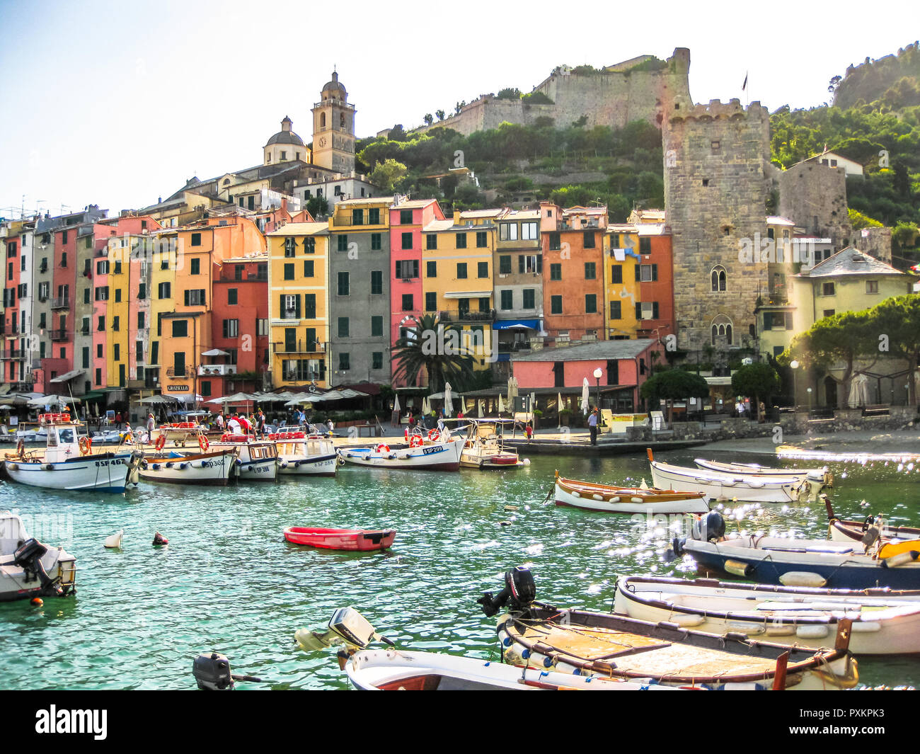 Porto Venere, La Spezia, Italien - Juni 3, 2010: traditionelle Boote im Hafen von Porto Venere, der Nationalpark der Cinque Terre, die zum UNESCO-Weltkulturerbe zählt. Stockfoto