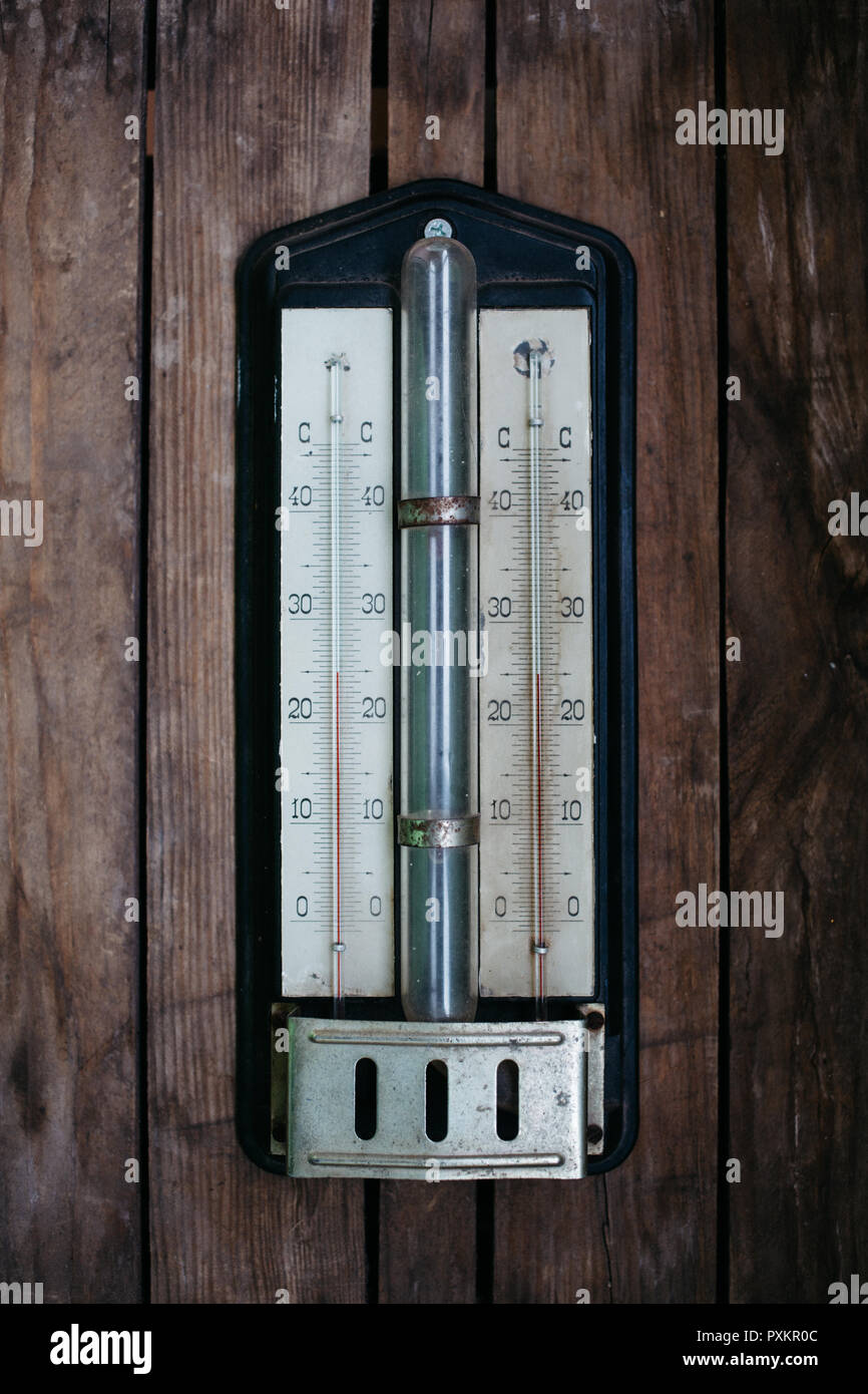 Alte Thermometer auf Holz- Hintergrund, 26 Grad Celsius Stockfoto