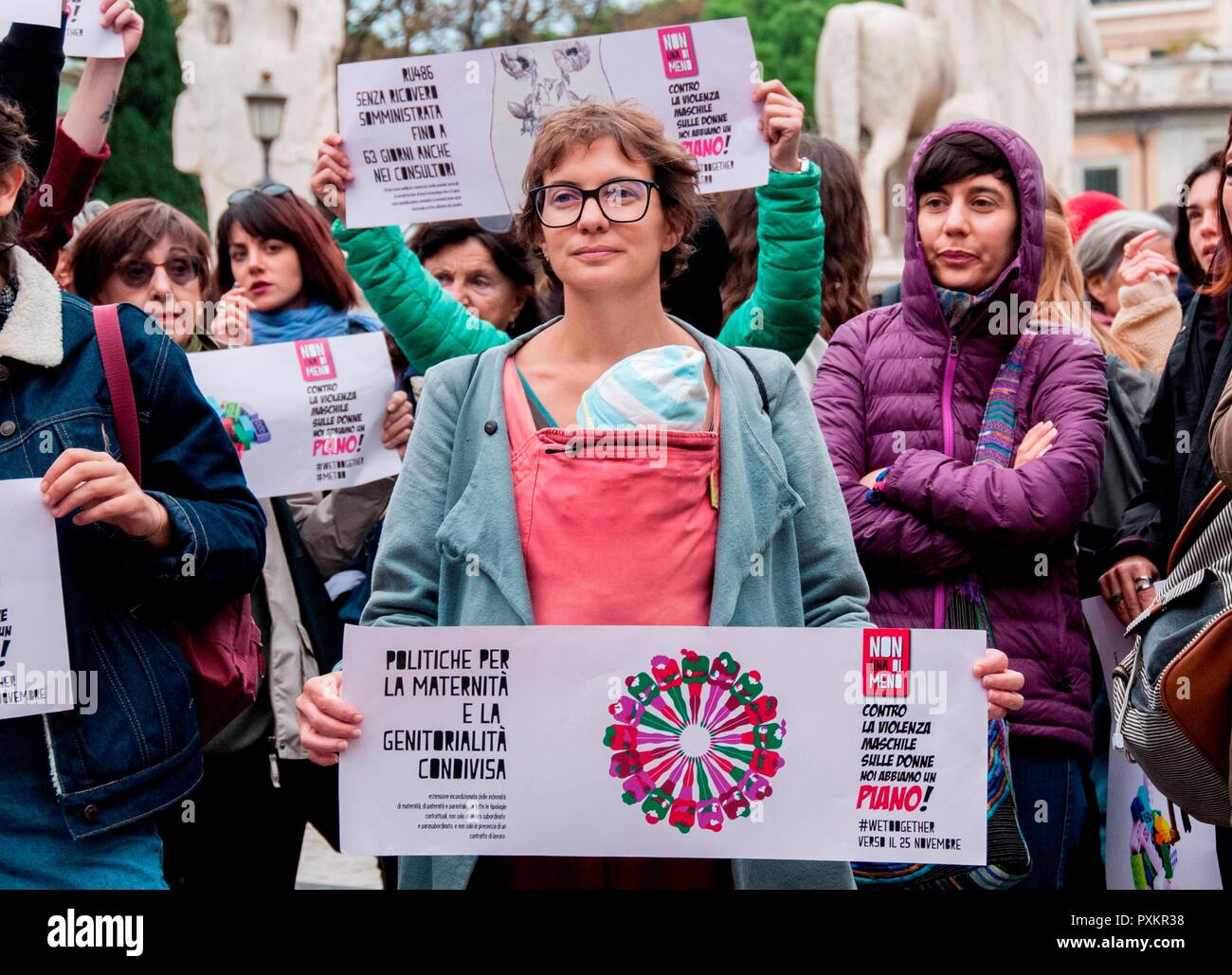 Protest der feministischen Bewegung "Nicht weniger" im Campidoglio gegen die anti-Abtreibung Bewegung durch die Brüder Italiens Partei, wurde heute im Rat der Stadt abgestimmt werden vorgestellt. Die motion will Rom als "Stadt zugunsten des Lebens' durch Einfügen dieses allgemeine Prinzip, das im Statut von Rom, der Hauptstadt und die Vorbereitung der außerordentlichen Pläne Familie und Geburt zu verkünden. Die Sitzung wurde verschoben, und die Frauen, bekräftigte, dass die Rechte der donnela Abtreibungsgesetz nicht angefasst haben, verkündet der Zustand des permanenten Agitation. (Foto von Patrizia Cortellessa/Pacific P Stockfoto