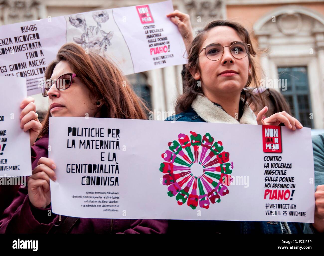 Protest der feministischen Bewegung "Nicht weniger" im Campidoglio gegen die anti-Abtreibung Bewegung durch die Brüder Italiens Partei, wurde heute im Rat der Stadt abgestimmt werden vorgestellt. Die motion will Rom als "Stadt zugunsten des Lebens' durch Einfügen dieses allgemeine Prinzip, das im Statut von Rom, der Hauptstadt und die Vorbereitung der außerordentlichen Pläne Familie und Geburt zu verkünden. Die Sitzung wurde verschoben, und die Frauen, bekräftigte, dass die Rechte der donnela Abtreibungsgesetz nicht angefasst haben, verkündet der Zustand des permanenten Agitation. (Foto von Patrizia Cortellessa/Pacific P Stockfoto