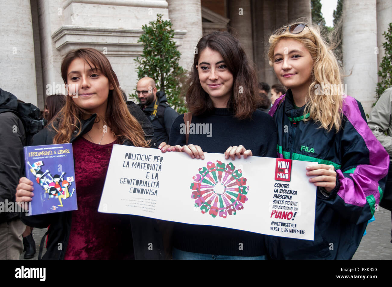 Protest der feministischen Bewegung "Nicht weniger" im Campidoglio gegen die anti-Abtreibung Bewegung durch die Brüder Italiens Partei, wurde heute im Rat der Stadt abgestimmt werden vorgestellt. Die motion will Rom als "Stadt zugunsten des Lebens' durch Einfügen dieses allgemeine Prinzip, das im Statut von Rom, der Hauptstadt und die Vorbereitung der außerordentlichen Pläne Familie und Geburt zu verkünden. Die Sitzung wurde verschoben, und die Frauen, bekräftigte, dass die Rechte der donnela Abtreibungsgesetz nicht angefasst haben, verkündet der Zustand des permanenten Agitation. (Foto von Patrizia Cortellessa/Pacific P Stockfoto