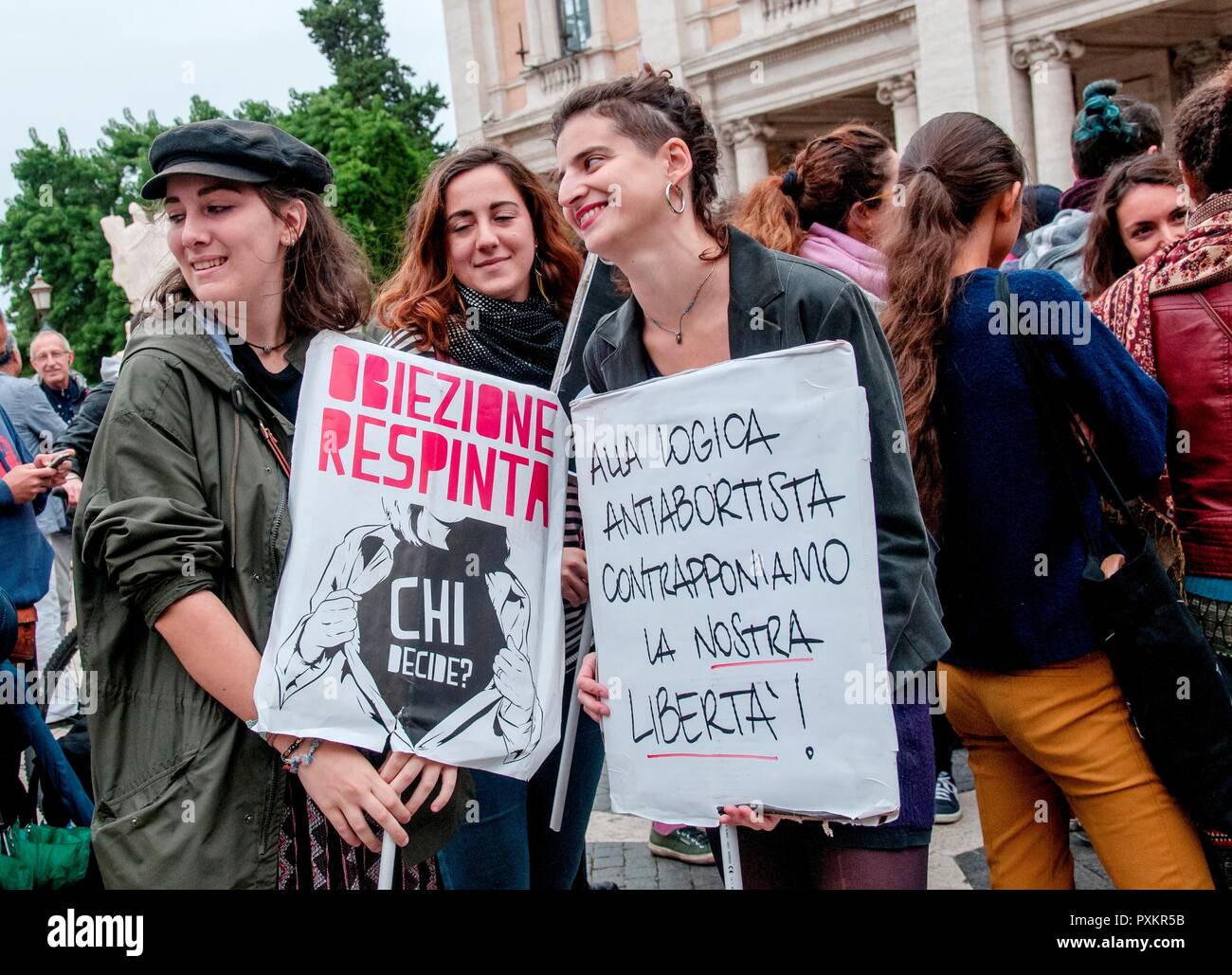 Protest der feministischen Bewegung "Nicht weniger" im Campidoglio gegen die anti-Abtreibung Bewegung durch die Brüder Italiens Partei, wurde heute im Rat der Stadt abgestimmt werden vorgestellt. Die motion will Rom als "Stadt zugunsten des Lebens' durch Einfügen dieses allgemeine Prinzip, das im Statut von Rom, der Hauptstadt und die Vorbereitung der außerordentlichen Pläne Familie und Geburt zu verkünden. Die Sitzung wurde verschoben, und die Frauen, bekräftigte, dass die Rechte der donnela Abtreibungsgesetz nicht angefasst haben, verkündet der Zustand des permanenten Agitation. (Foto von Patrizia Cortellessa/Pacific P Stockfoto