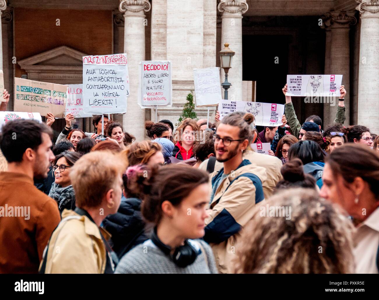 Protest der feministischen Bewegung "Nicht weniger" im Campidoglio gegen die anti-Abtreibung Bewegung durch die Brüder Italiens Partei, wurde heute im Rat der Stadt abgestimmt werden vorgestellt. Die motion will Rom als "Stadt zugunsten des Lebens' durch Einfügen dieses allgemeine Prinzip, das im Statut von Rom, der Hauptstadt und die Vorbereitung der außerordentlichen Pläne Familie und Geburt zu verkünden. Die Sitzung wurde verschoben, und die Frauen, bekräftigte, dass die Rechte der donnela Abtreibungsgesetz nicht angefasst haben, verkündet der Zustand des permanenten Agitation. (Foto von Patrizia Cortellessa/Pacific P Stockfoto