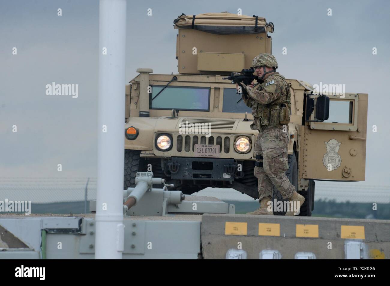 Us Air Force Staff Sgt. Michael Arnold, der 219Th Security Forces Squadron, führt eine Suche nach einem Abschuss Anlage während einer Übung in die Minot Air Force Base Rakete Feld Komplex, in der Nähe von Minot, N.D., 15. Juni 2017. Er ist ein Mitglied der Texas Air National Guard Training und nahtlos, Seite an Seite mit der US Air Force Active Duty Sicherheitskräfte Mitglieder der 91st Rakete Wing, wie Sie halten die Sicherheitsstandards in der Rakete. Stockfoto