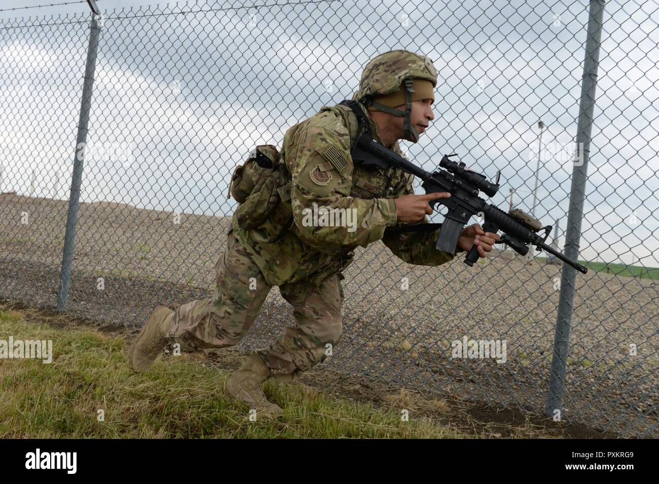 Us Air Force Staff Sgt. Joseph Brunell läuft in Position während einer Übung zu einem Start in die Minot Air Force Base Rakete Feld Komplex, in der Nähe von Minot, N.D., 15. Juni 2017. Er ist ein Mitglied der Texas Air National Guard Training und nahtlos, Seite an Seite mit der US Air Force Active Duty Sicherheitskräfte Mitglieder der 91st Rakete Wing, wie Sie halten die Sicherheitsstandards in der Rakete. Stockfoto