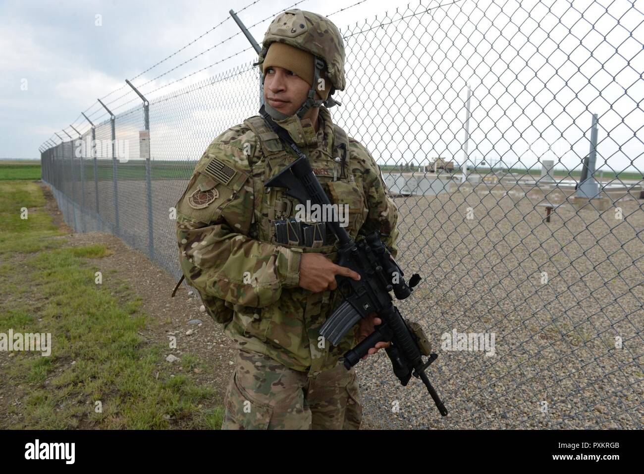 Us Air Force Staff Sgt. Joseph Brunell, der 219Th Security Forces Squadron, führt eine routinemäßige Inspektion einer Startrampe in die Minot Air Force Base Rakete Feld Komplex, in der Nähe von Minot, N.D., 15. Juni 2017. Er ist ein Mitglied der Texas Air National Guard Training und nahtlos, Seite an Seite mit der US Air Force Active Duty Sicherheitskräfte Mitglieder der 91st Rakete Wing, wie Sie halten die Sicherheitsstandards in der Rakete. Stockfoto