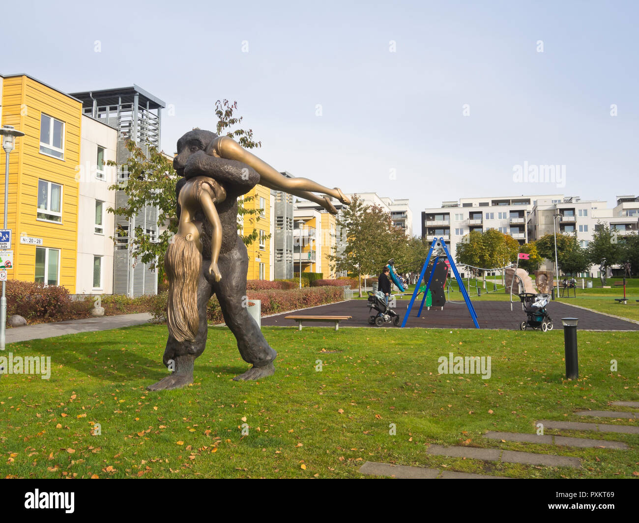 Der løren, ein modernes Wohnquartier in Oslo Norwegen Mit der Peer Gynt Skulpturenpark in der Mitte, mit der Braut eloping Stockfoto