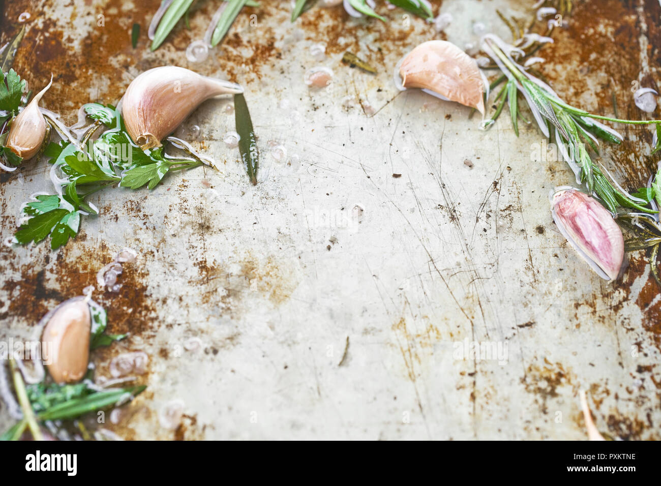 Knoblauch und Kräutern Zusammensetzung nach gebackene Kartoffeln Hasselback Stockfoto