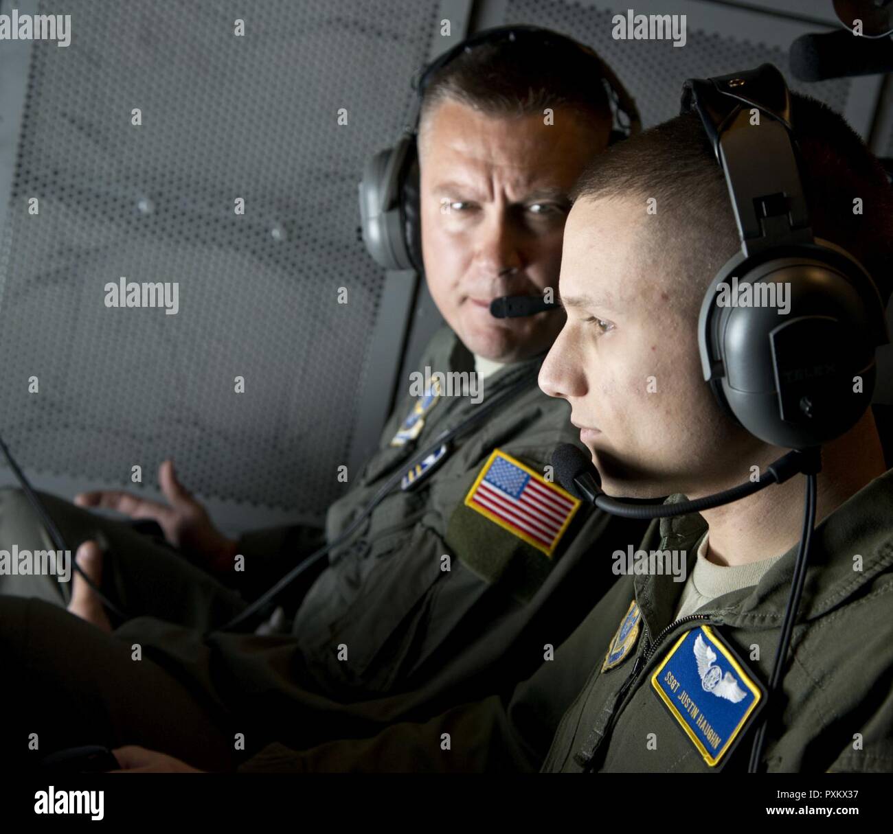 Staff Sgt. Justin Haughn, 6 Air Refuelling Boom Squadron Betreiber, betankt Eine E-4B Juni 12, 2017. Die E-4B, von der strategischen Strike Command, Barkesdale Air Force Base, La., dient als Nationale Airborne Operations Center und ist eine wichtige Komponente der nationalen militärischen Befehl System für den Präsidenten, den Sekretär des Verteidigungsministeriums und des Generalstabs. Stockfoto